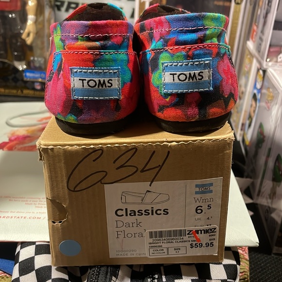 EUC TOMS CLASSICS IN DARK FLORAL - Picture 4 of 5